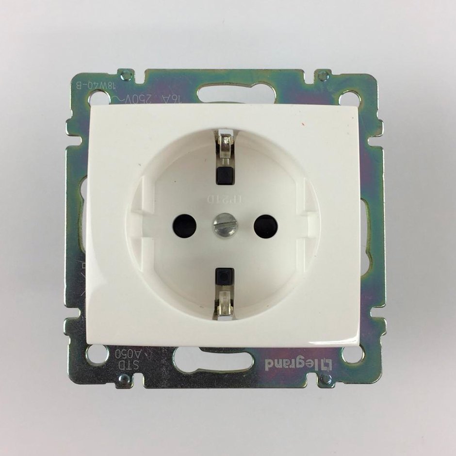 Enchufe schuko Legrand Valena al mejor precio con rápido - laObra